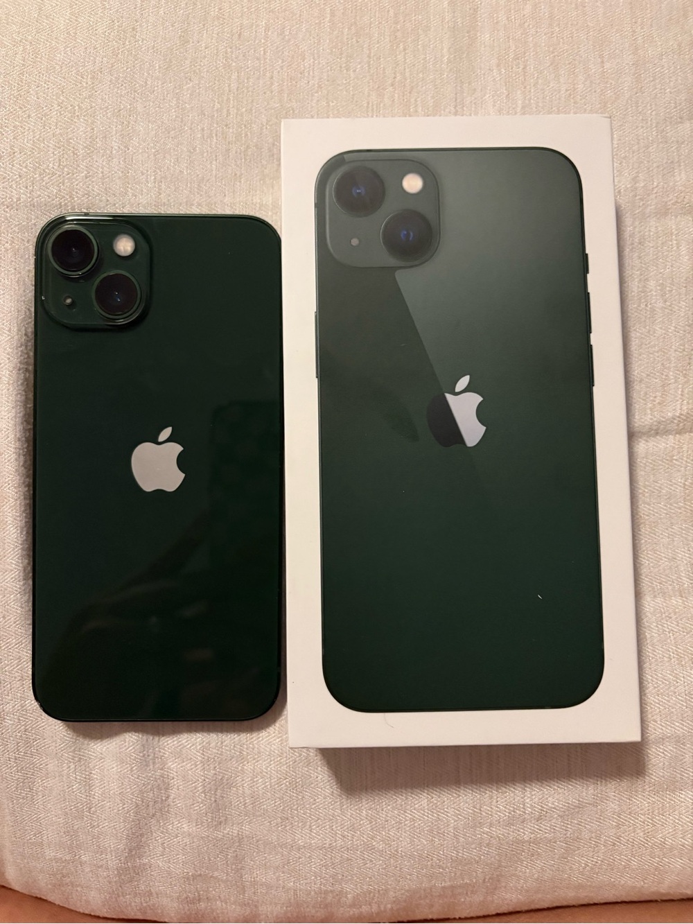 Apple iPhone 13  in Green - Compact Dual-Camera Smartphone